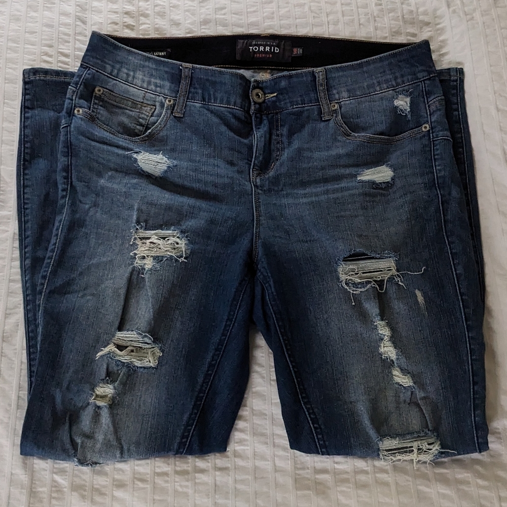 Sz 14 Torrid bombshell distressed skinny jeans